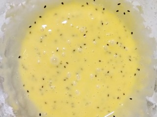 9、芝香蛋卷,打匀。