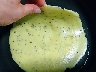 12、芝香蛋卷,烘至边沿能揭起时翻面烘另一面。