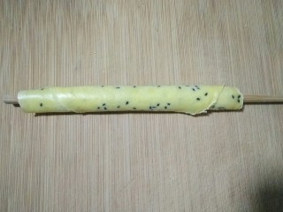 13、芝香蛋卷,两面都烘好后出锅,趁热用筷子卷起。抽出筷子,蛋卷晾凉后即可食用。