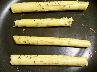 15、芝香蛋卷,做好的蛋卷要尽快吃完,否则受潮后会变得不脆,可以在回锅烘一下。