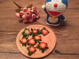 7、【独家】草莓拿破仑,剩下的草莓蒂别丢了,后面还能装饰哟。