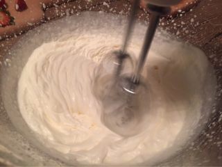 9、【独家】草莓拿破仑,最后可以用准备好的200g淡奶油,加几滴柠檬汁及20g砂糖打发了。