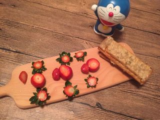 10、【独家】草莓拿破仑,奶油打发好,饼皮也烤好放凉。