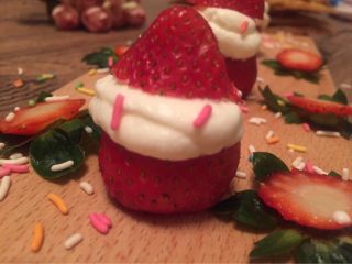 15、【独家】草莓拿破仑,戴上帽子,人靠衣装,美靠靓装,草莓也一样。