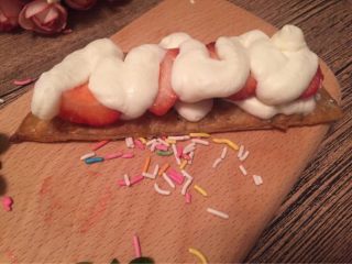 18、【独家】草莓拿破仑,再涂一层奶油。