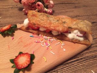 19、【独家】草莓拿破仑,盖第二层饼皮。