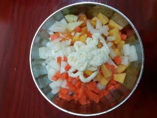 2、水果披萨,水果切丁少许沙拉酱