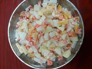 3、水果披萨,拌匀待用。