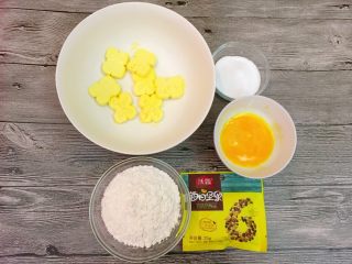 1、坚果曲奇,准备好材料。