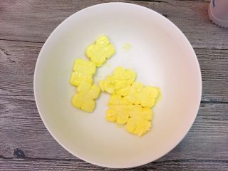 2、坚果曲奇,黄油室温软化。