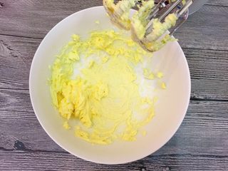 3、坚果曲奇,打散。