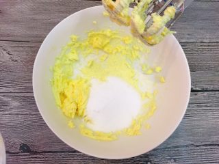 4、坚果曲奇,加入细砂糖。