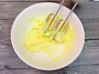 5、坚果曲奇,先用打蛋头把细砂糖和黄油搅和在一起，防止打发时喷出。