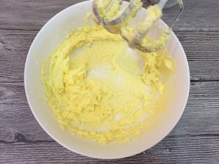 6、坚果曲奇,把细砂糖和黄油混合后，打发至颜色微发白。