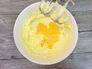 7、坚果曲奇,加入全蛋液。