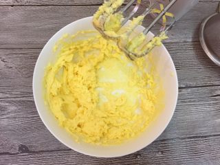 8、坚果曲奇,打发至蛋液完全溶合。