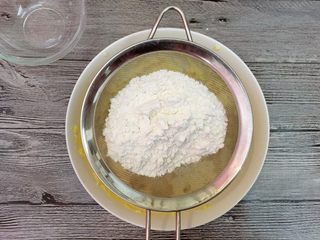 9、坚果曲奇,用筛网把低粉筛入。