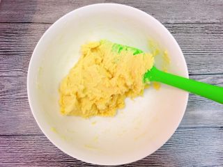 11、坚果曲奇,用刮刀拌至无粉状。