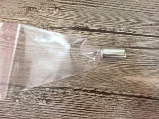 12、坚果曲奇,准备好裱花嘴和袋子。选择韧性较好的袋哦，否则会挤爆了。