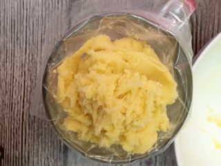 13、坚果曲奇,裱花袋套在杯子中，全部装入。