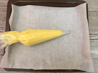 14、坚果曲奇,烤盘垫上油纸，准备裱花。