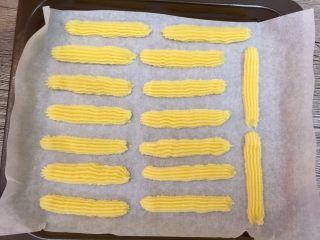 15、坚果曲奇,挤成条状。