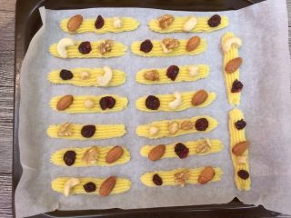 16、坚果曲奇,在上层压上坚果。一定要按压一下，不然烤好坚果会掉。