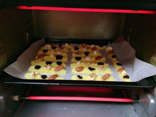 17、坚果曲奇,烤箱预热160度，上下火，中层，约25分钟，注意观察颜色。（根据个人烤箱温度不同进行调整哦）。