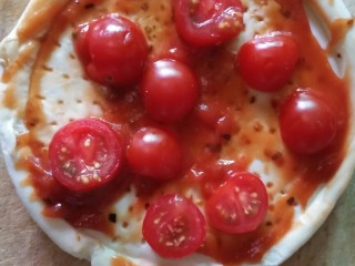 6、素食披萨,饼胚用叉子扎孔，抹披萨酱和番茄酱，加小西红柿