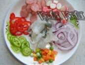 1、海鲜批萨,将青红椒、洋葱、火腿切片、蟹肉棒切块、虾剥壳。