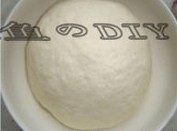 2、海鲜批萨,和面:将所有材料混合后,揉成光滑面团,放温暖处发酵1小时,至2倍大