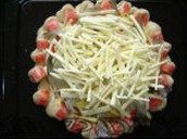 6、海鲜批萨,入烤箱200度烤制5分钟后取出;放上虾以及芝士