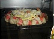 7、海鲜批萨,继续烤10分钟,最后在上面淋了些千岛酱