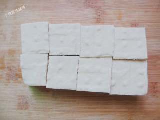 2、自制卤豆干,白豆干洗净沥干水分后,用刀切成小块儿备用