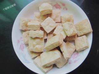 5、自制卤豆干,炸至白豆干表面起泡了,就可以捞出沥干油份备用了