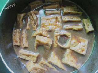 8、自制卤豆干,等锅内汤汁浓稠后,关火。浸泡几个小时后更入味呦