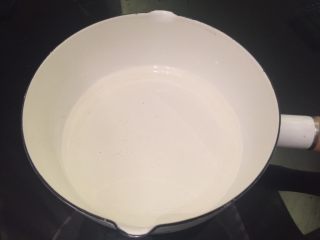 1、蜂巢蛋糕,水和糖煮沸放凉备用