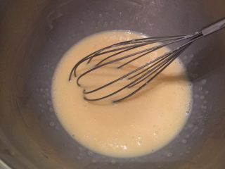 3、蜂巢蛋糕,加入炼乳、蜂蜜拌匀