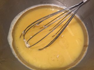 4、蜂巢蛋糕,加入玉米油,拌匀