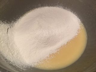 5、蜂巢蛋糕,筛入低粉和泡打粉,"Z"字形拌至无干粉