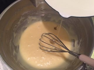 6、蜂巢蛋糕,分3次将糖水加入面糊内