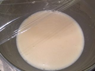 7、蜂巢蛋糕,盖上保鲜膜室温静置45分钟以上(我静置了1小时)