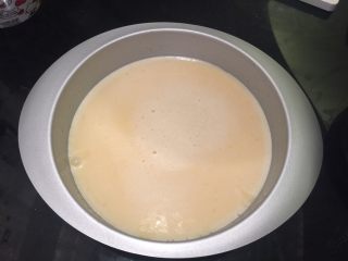 8、蜂巢蛋糕,模具抹油,将面糊倒入模具内