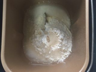 1、这样吃披萨才爽——重芝士火腿边披萨,高、低筋面粉，酵母，清水，鸡蛋液到倒入搅拌桶，揉成光滑面团时放入28g室温软化黄油揉成能拉伸出膜即可