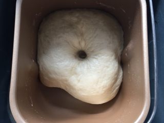 2、这样吃披萨才爽——重芝士火腿边披萨,将面团放置温暖的地方发酵至原来的两倍大，手指沾面粉轻戳面团，如不回缩即是发酵好了