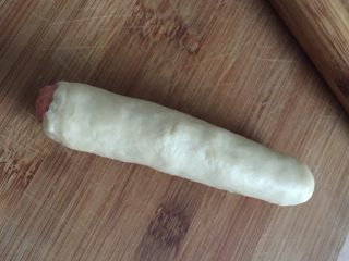 3、这样吃披萨才爽——重芝士火腿边披萨,各取30g面团擀成薄片将火腿放入卷起收口按实，三根如此卷好切小段备用，再取30g面团用同样手法将奶酪放入卷起切段备用