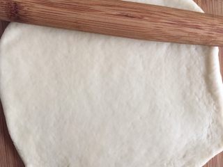 4、这样吃披萨才爽——重芝士火腿边披萨,将剩余面团搓圆按扁擀成与6寸模具大小