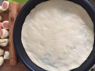 5、这样吃披萨才爽——重芝士火腿边披萨,将饼皮整形放入模具中