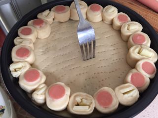 7、这样吃披萨才爽——重芝士火腿边披萨,用叉子在饼皮上轻按压出排气孔