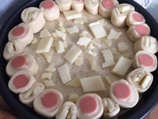 8、这样吃披萨才爽——重芝士火腿边披萨,在饼皮上均匀撒上奶酪